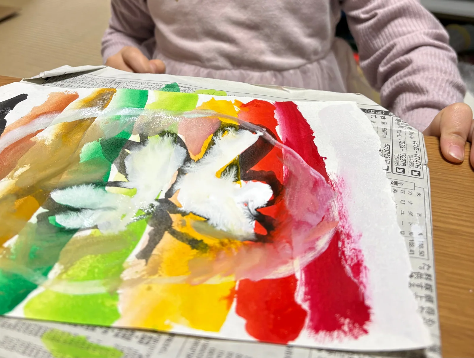 色を重ねた画面に手の形が浮かぶ作品