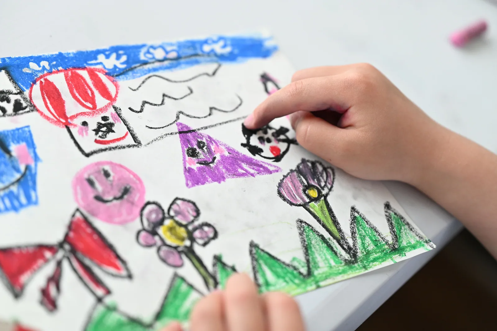 クレヨンで自分の世界を描き込む手元