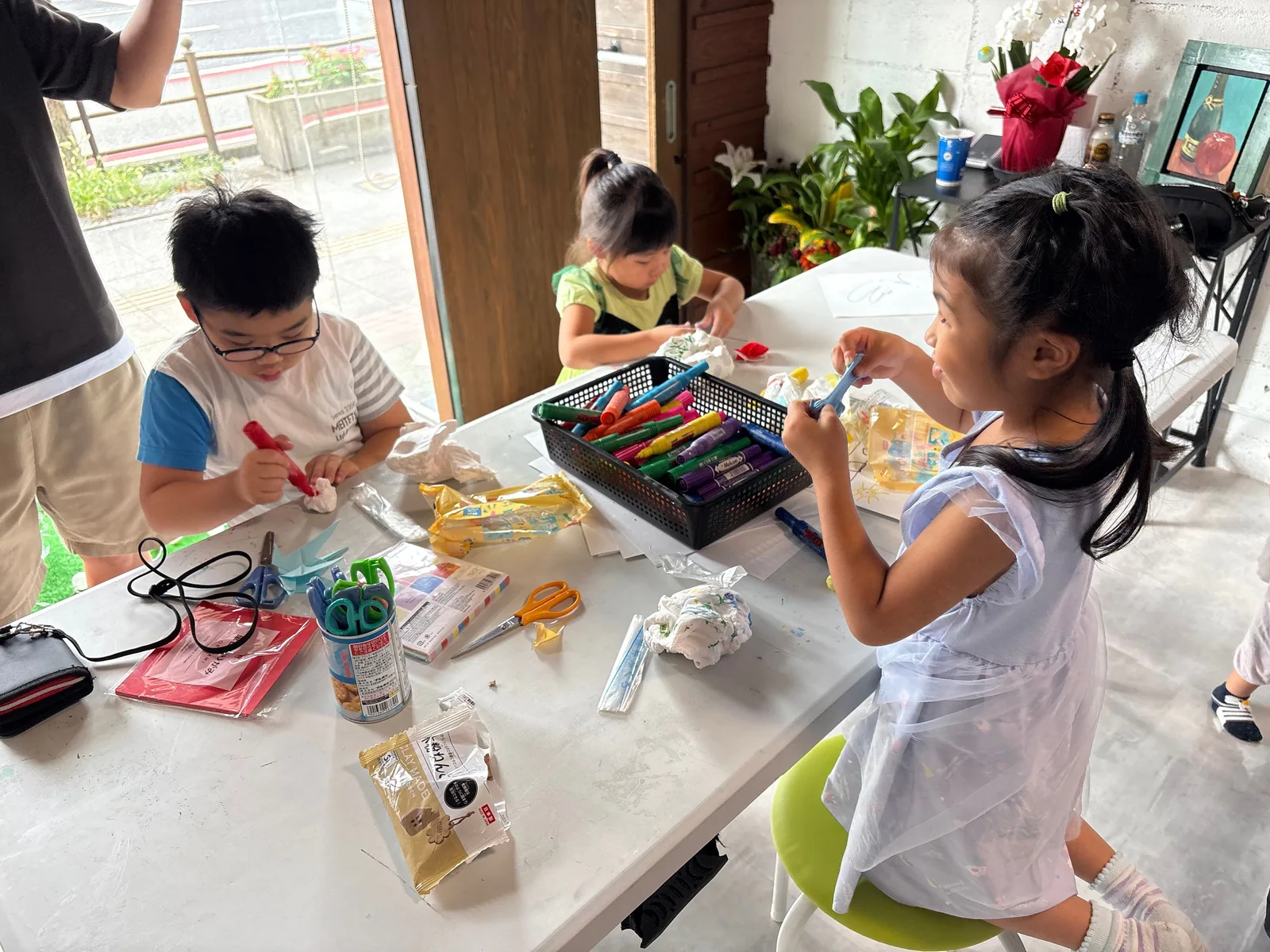 画材を広げ、自分の表現に夢中になる子どもの制作風景