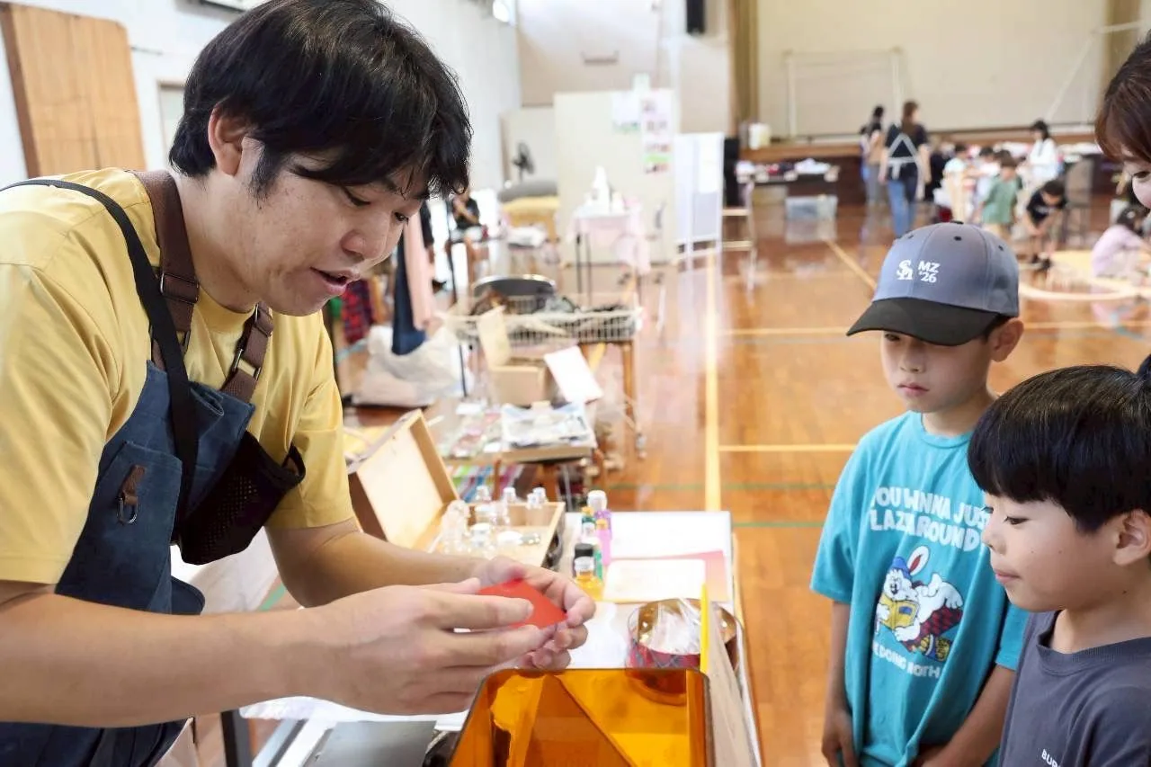 制作中の子どもたちに、素材の使い方を伝えるTAFU